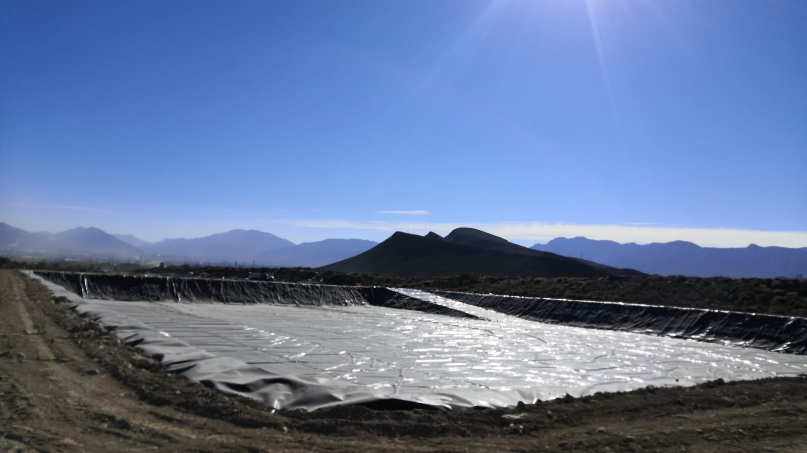 Geomanta instalada para proteger un talud contra la erosión